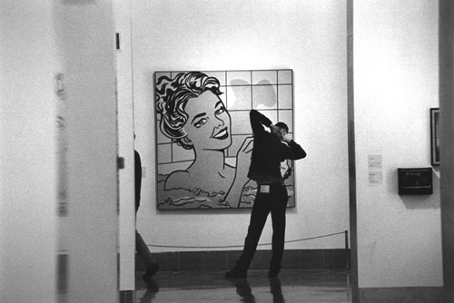 Foto mía mirando un cuadro de Roy Lichtenstein en el Museo Thyssen, fotografíado por Alberto Schommer